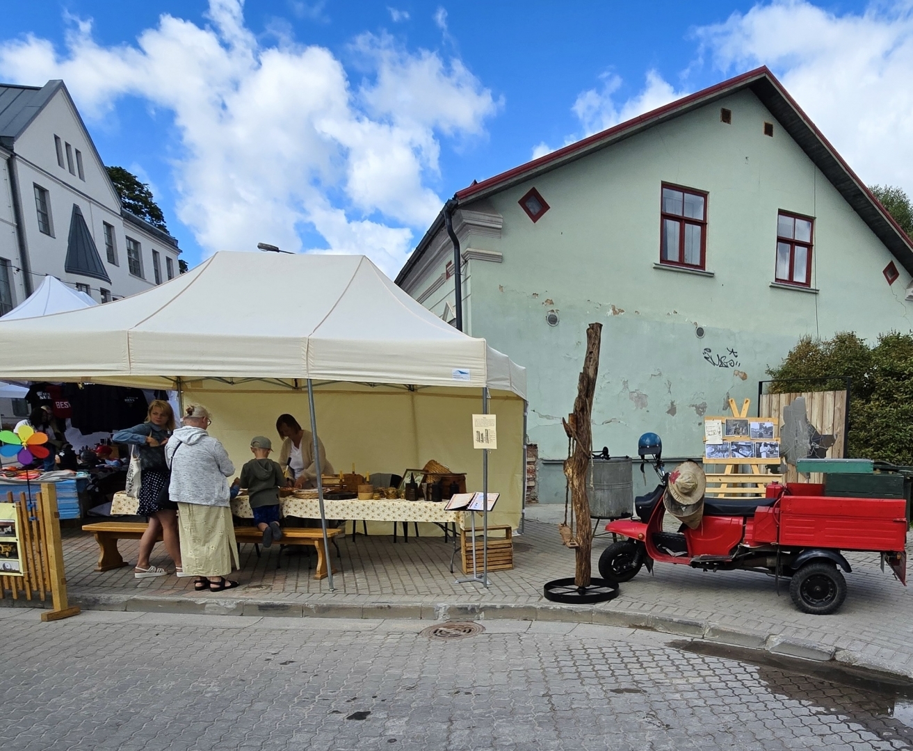 Beišīga telts ar biškopības piederumiem no Latvijas Lauksaimniecības muzeja krājuma pilsētvidē