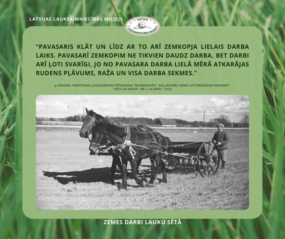 Muzeja izstādes informatīvais stends. Vidū bilde - cilvēks vada divus zirgus, kuri velk pļaujmašīnu. Fons zaļos toņos, zāle tuvplānā.