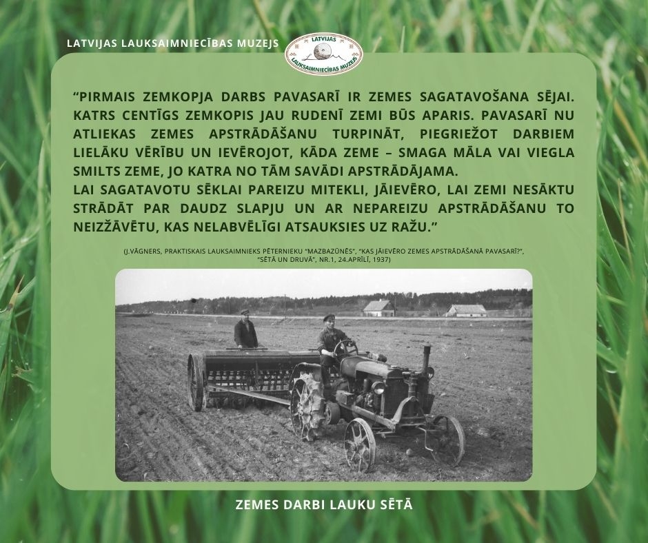 Muzeja izstādes informatīvais stends. Vidū bilde - senlaicīgs traktors velk sējmašīnu, kurā sēklu regulē cilvēks. Fons zaļos toņos, zāle tuvplānā.