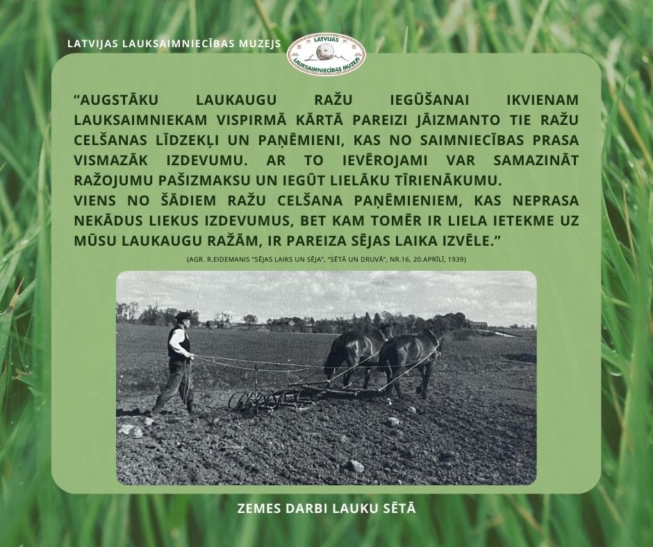 Muzeja izstādes informatīvais stends. Vidū bilde - cilvēks vada divus zirgus, kuri velk sēklas iestrādes iekārtu, ecēšas. Fons zaļos toņos, zāle tuvplānā.