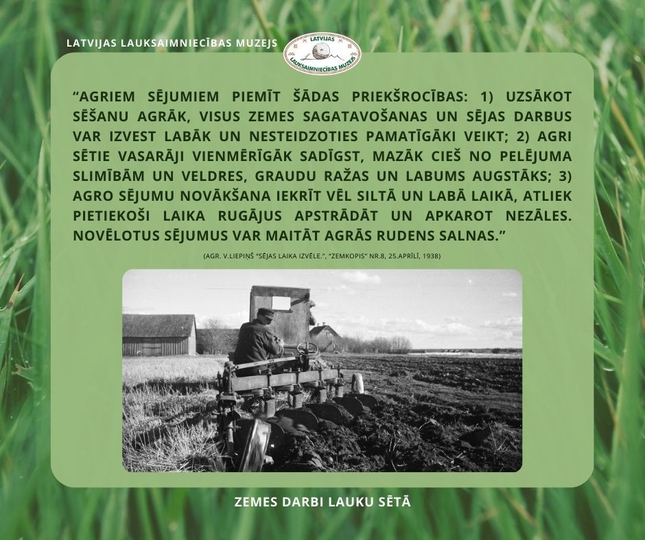 Muzeja izstādes informatīvais stends. Vidū bilde - augsnes sagatavošanas darbi, aršana. Senlaicīgs traktors velk arklu, kuru regulē uz tā sēdošais cilvēks. Fons zaļos toņos, zāle tuvplānā.